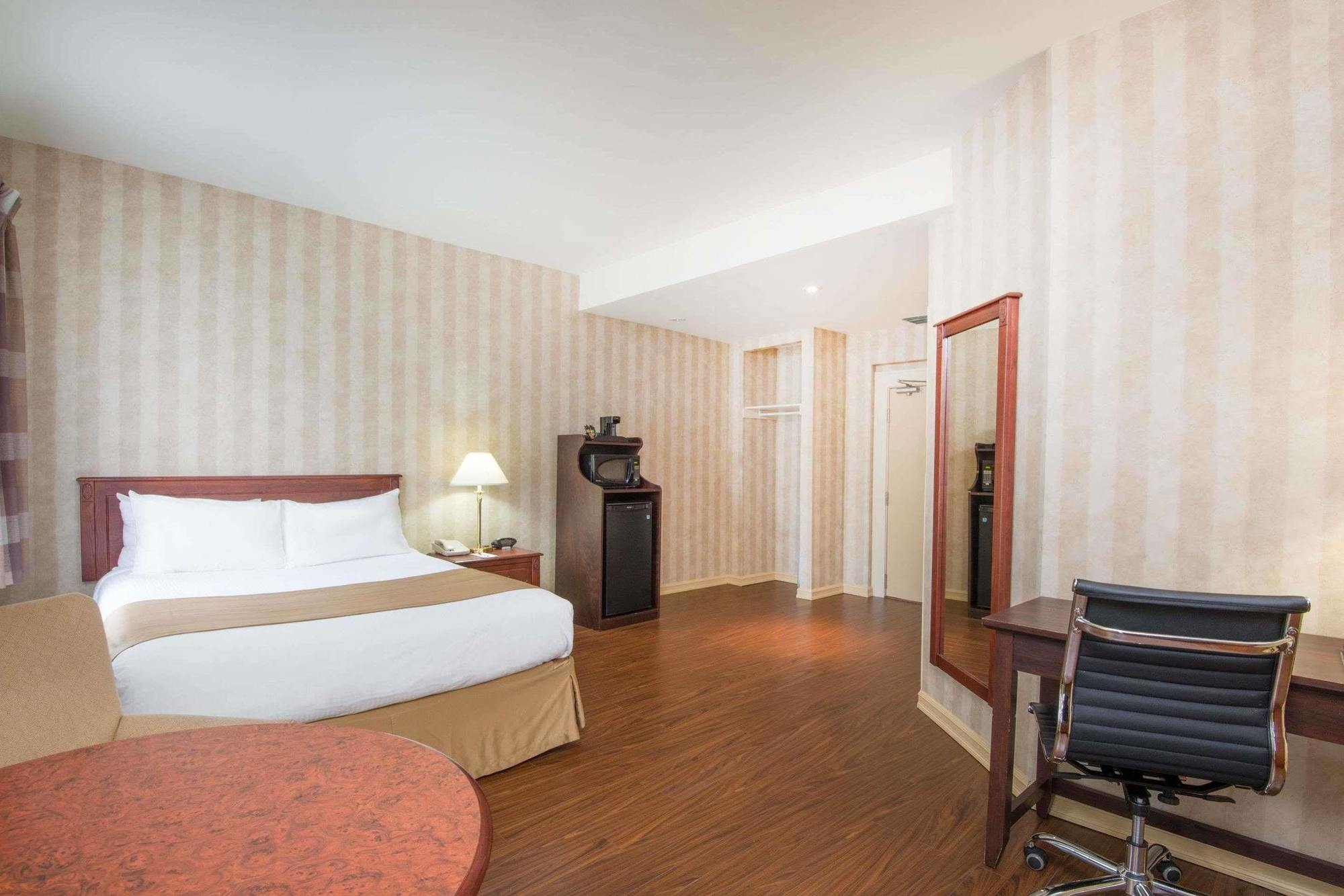Готель Ramada By Wyndham Сент-Джонс Екстер'єр фото