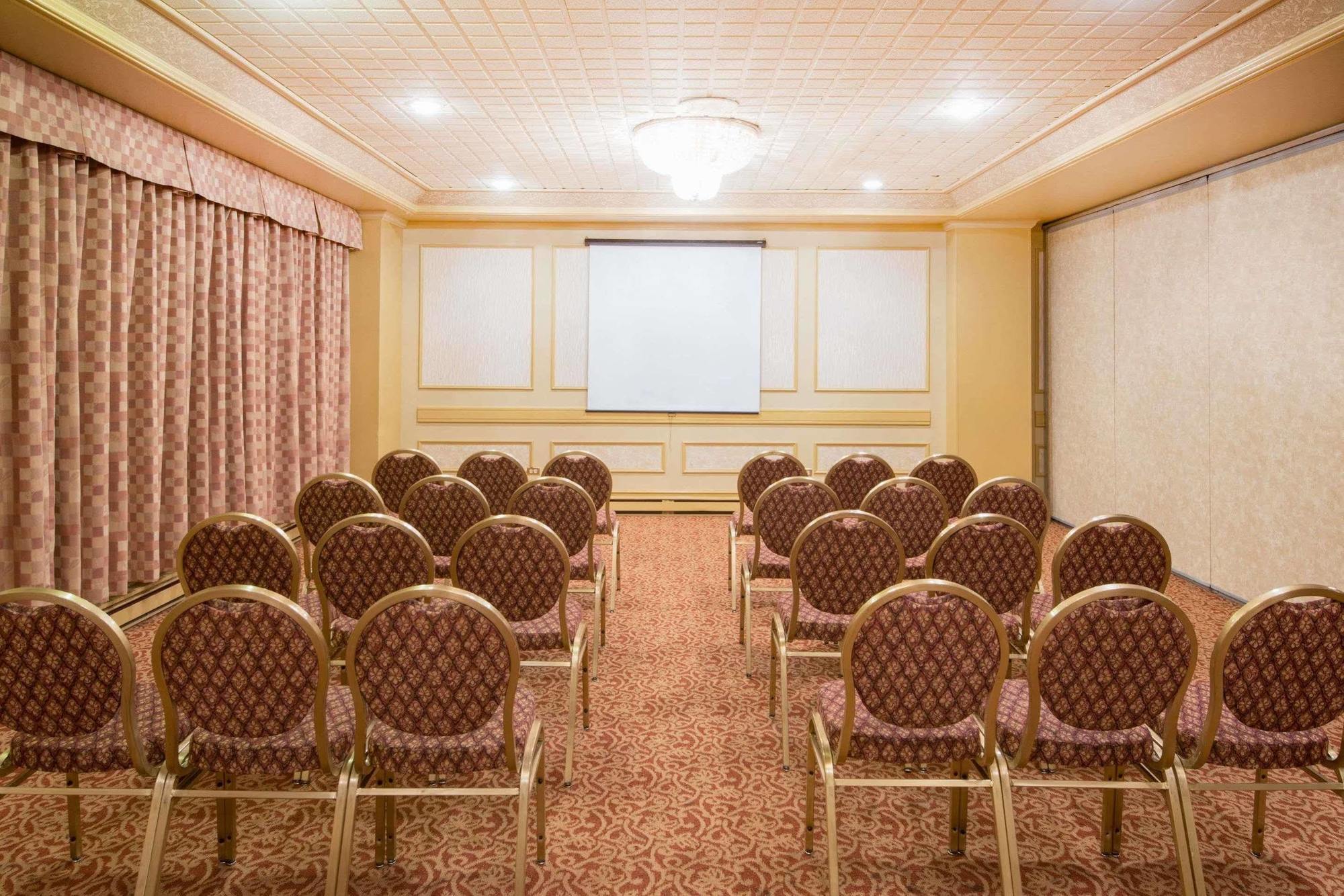 Готель Ramada By Wyndham Сент-Джонс Екстер'єр фото