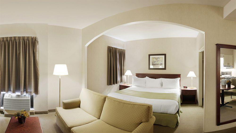 Готель Ramada By Wyndham Сент-Джонс Екстер'єр фото